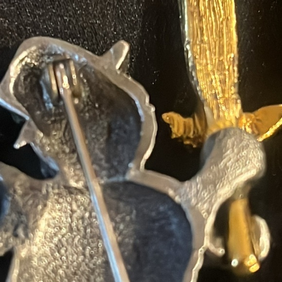 Cute snowman skating with broomstick frosty Christmas brooch - Picture 6 of 9